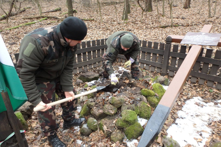 Új kereszt emlékezik a hősökre a Búbánatvölgyi hadisírnál