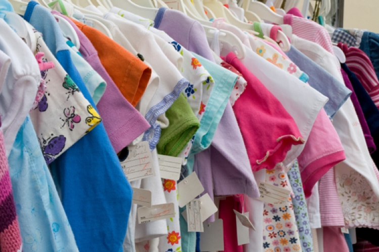 Veszélyes gyermekruhákat vont ki a forgalomból a fogyasztóvédelmi hatóság 