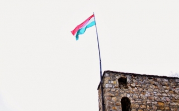 Összetartozás és összefogás - új zászló a Szent Tamás-hegyen - VIDEÓ