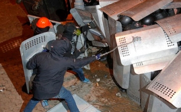 Ukrajnai tüntetések - A kormányfő tagadja, hogy erőszakkal oszlatnák szét a kijevi tüntetést
