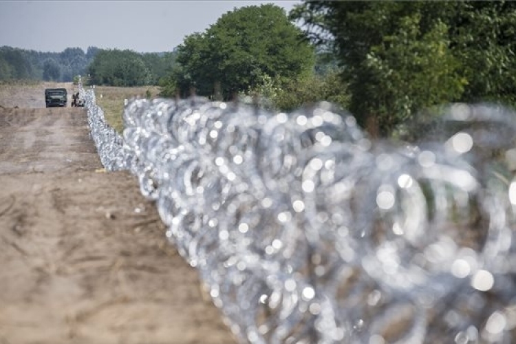 Cseh, szlovák és osztrák belügyminiszter: a balkáni migrációs útvonalnak zárva kell maradnia