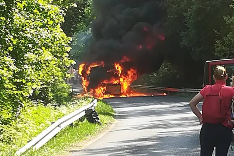 Kigyulladt egy busz Pilisszentkeresztnél - 50 utas ült rajta