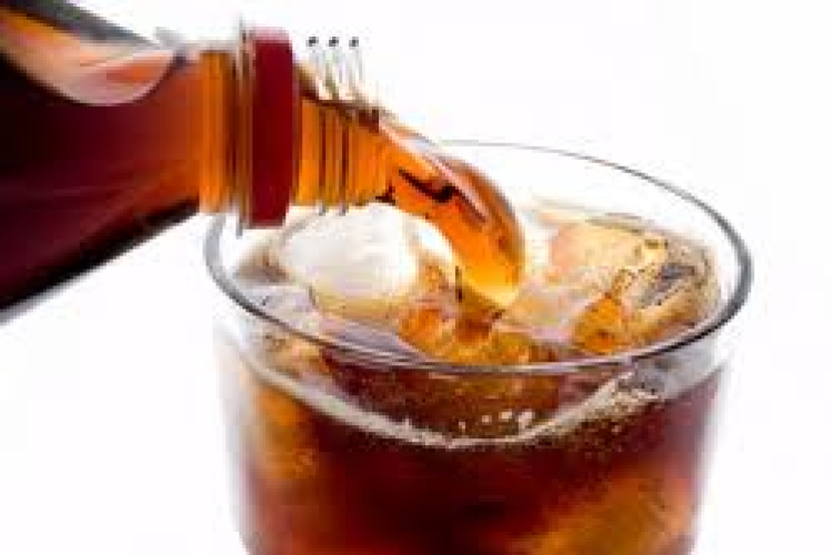 Ha fogyni szeretne, hagyjon fel a diétás kólával is!