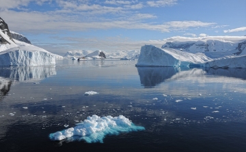 Óriási jéghegy szakadt le Grönlandnál, egy másik pedig egy falut tart rettegésben