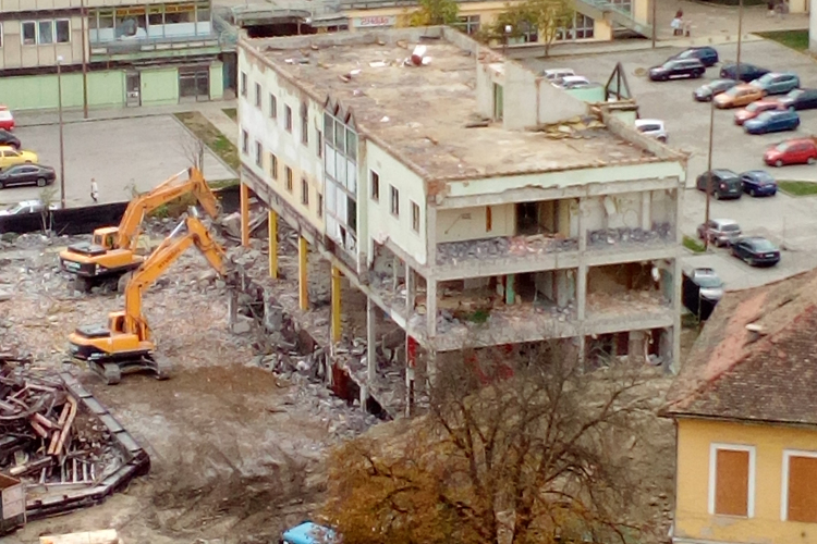 Egy szempillantás és tényleg eltűnik a Zöldház - FOTÓK