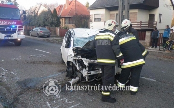 Felborult egy autó Dömösön – sérült is van - FOTÓK