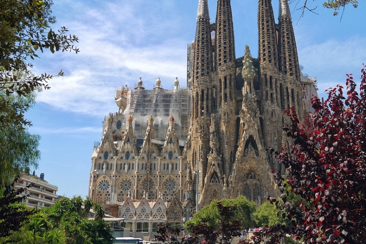 136 évvel az alapkőletétel után kap építési engedélyt a Sagrada Familia