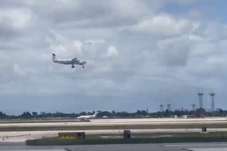 Egy utas hozott le egy repülőt a pilóta rosszulléte miatt Floridában