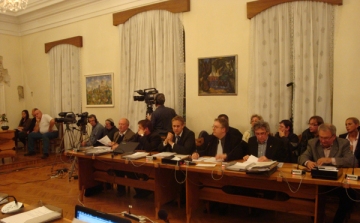 A Fidesz-frakció tévedésből a polgármester javaslatát szavazta meg Esztergomban