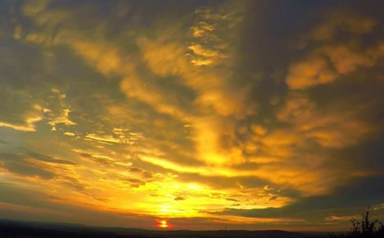 Videón a gyönyörű naplemente a Strázsa-hegyről!