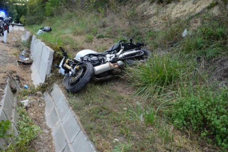 Betonfalnak ütközött egy motoros Bajnánál