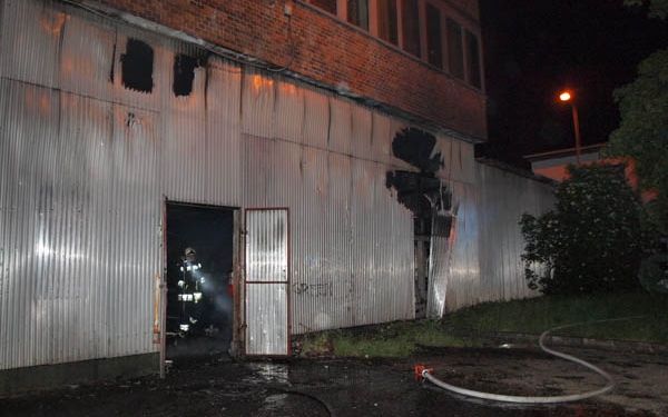 Kiemelt riasztású raktártűzhöz és súlyos balesethez vonultak a megyei tűzoltók