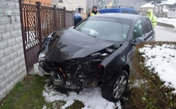 Villanyoszlopnak csapódott kocsival egy 19 éves esztergomi fiatal