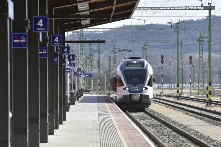 Vágányzár lép életbe az esztergomi vasútvonalon