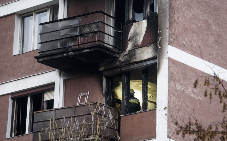 Harminckét embert menekítettek ki a tűzoltók egy Salgótarján