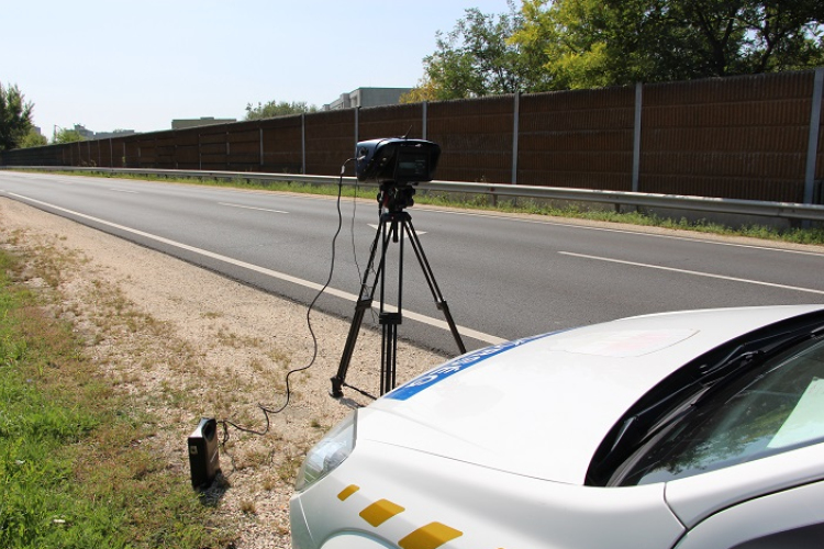 Traffi úton-útfélen Esztergom környékén is