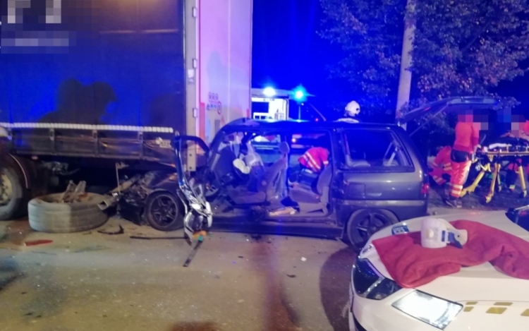 Rendőrautóval és kamionnal ütközött egy embercsempész Veszprémben 