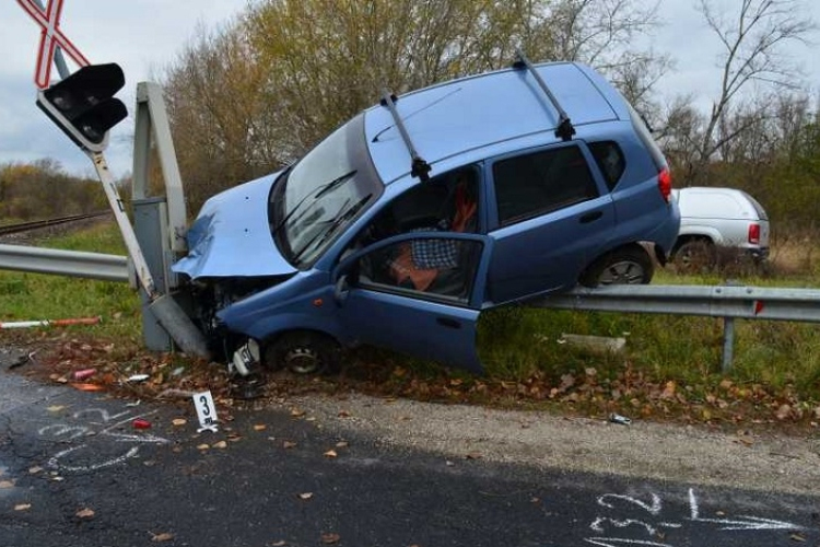 Csúnya baleset: vasúti jelzőlámpának csapódott – Vádat emelnek ellene