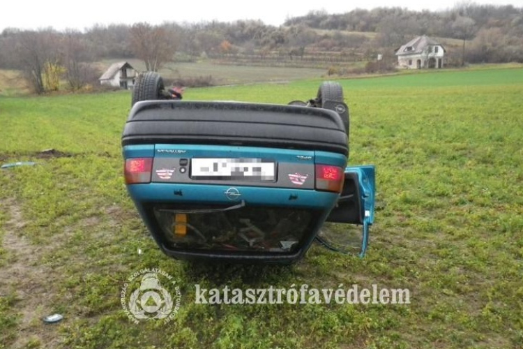 Súlyos sérülésekkel emelték ki a roncsból Bajnánál