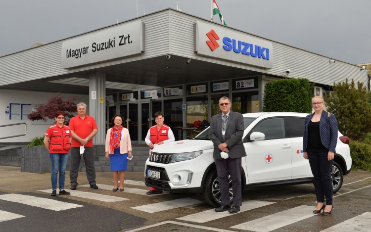 Hibrid autóval segíti a Vöröskereszt munkáját a Suzuki 
