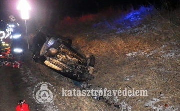 Súlyos balesetben fejre állt egy autó Bajna és Gyermely között