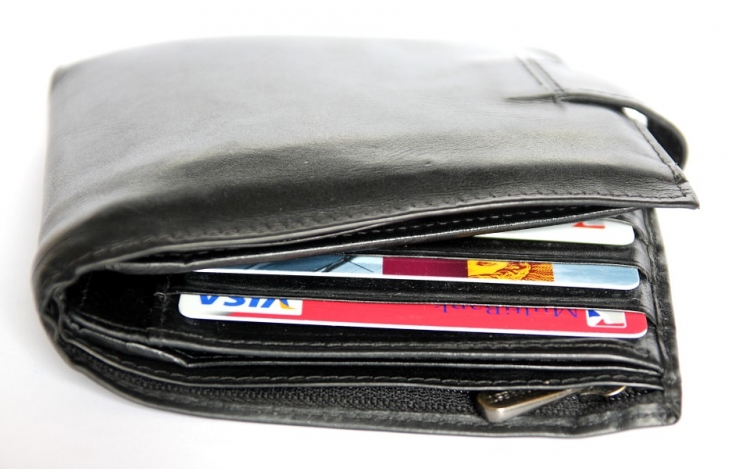 Ellopta kollégája tárcáját, majd bankkártyájával pénzt akart felvenni