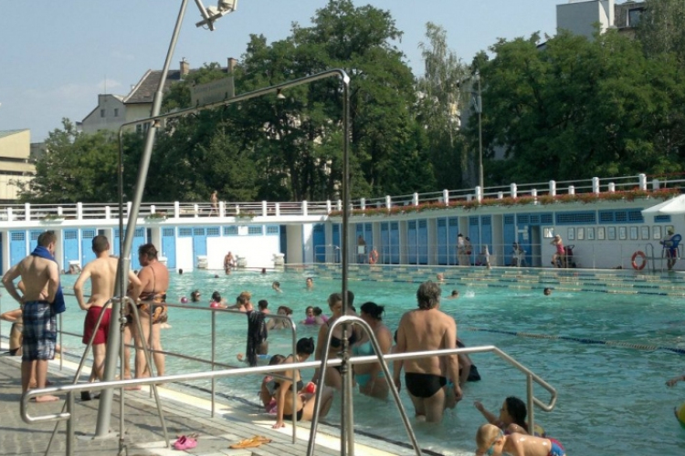 Múzeumban a strand és az úszás története
