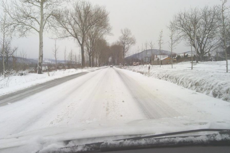 Akár 20 centi hó is hullhat – óvatosan az utakon
