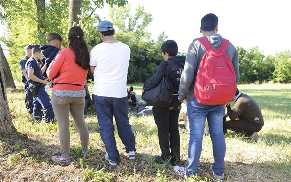 Illegális bevándorlás - a befogadását sürgetőket nem az emberbaráti szeretet vezeti