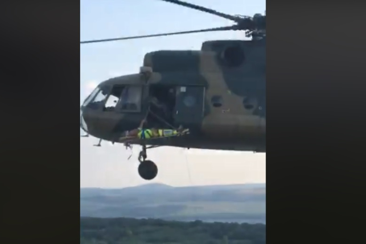 Hegyoldalba csapódott egy siklóernyős Csolnoknál - VIDEÓ