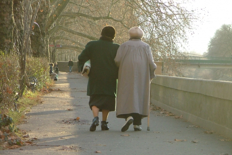 Ajándékot kapnak az esztergomi idősek