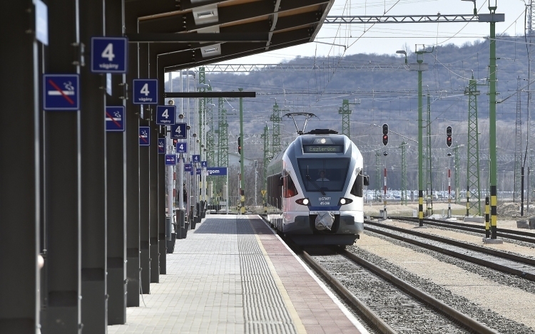 Hibrid vonatok járhatnak majd az Esztergom-Komárom vonalon is