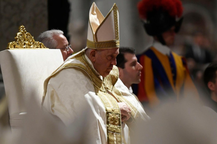 Húsvét - Ferenc pápa a háború vadságától megtört békéről beszélt a húsvéti vigílián