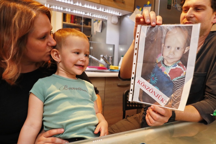 Az életéért küzdött, végül legyőzte a rákot a 2 éves esztergomi kislány 