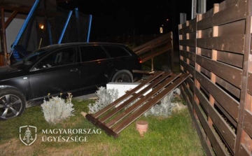 Kerítést átszakítva repült a kertbe az autó – VIDEÓ
