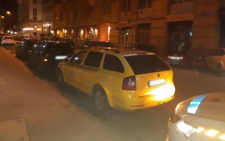 Elfogtak egy taxist, aki manipulálta a taxiórát