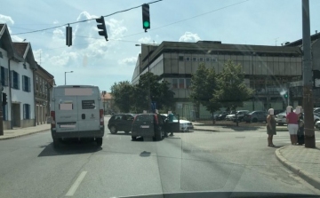 Két kocsi ütközött a belvárosban