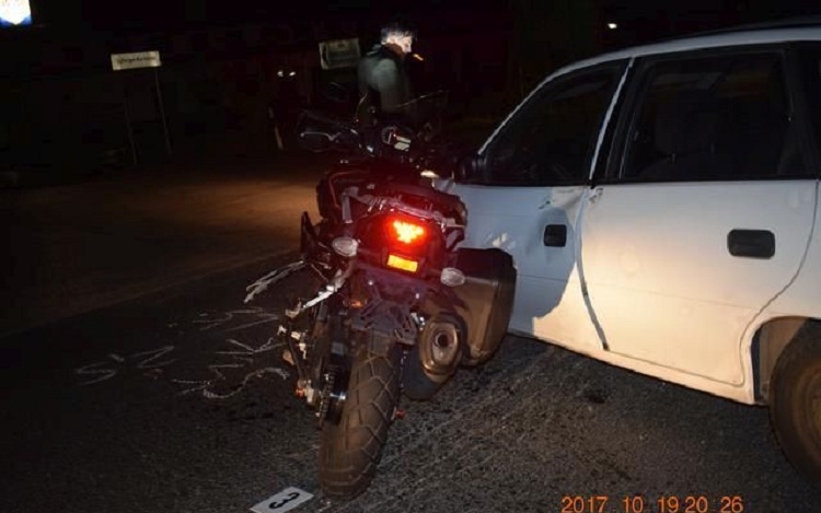 Szabálytalan autós miatt sérült meg súlyosan egy motoros – Vádat emelnek