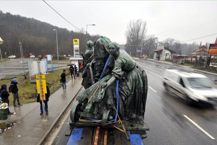 Így közlekedett a Magvető-szobor Pestig – FOTÓK