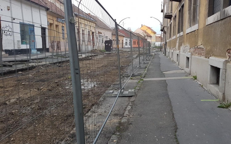 Látott már utcarácsot? – akadálymentes a gyalogos közlekedés a Simor János utcai közműberuházásnál