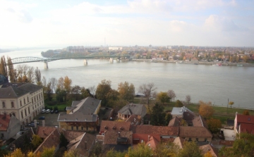 Dunába akart ugrani a hídról egy férfi Esztergomban - Öngyilkos akart lenni