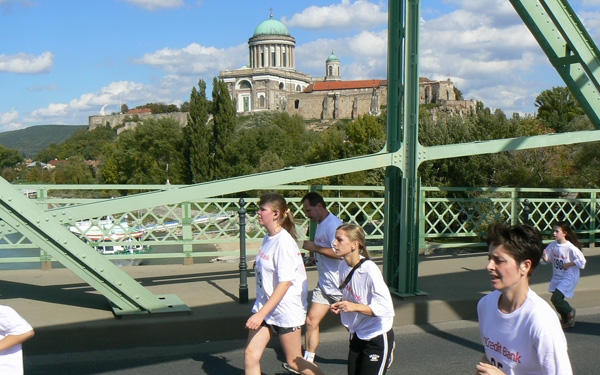 Ezrek a hídon Esztergomban – hétvégén Hídfutás 