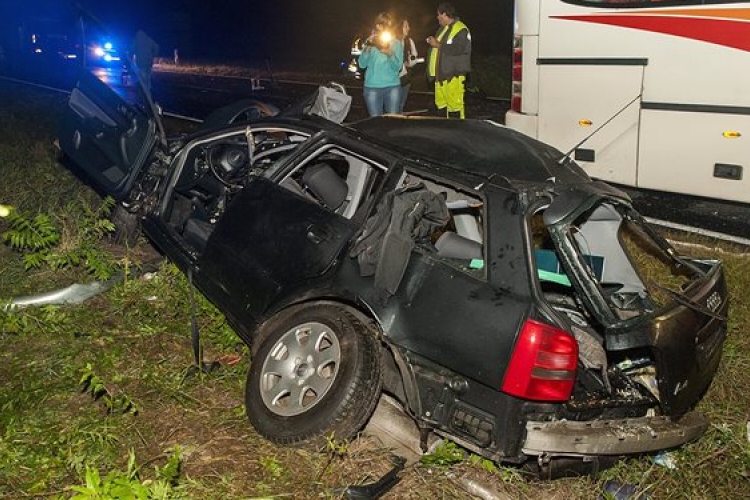 Busz és két autó ütközött Győrszemerénél, az egyik sofőr meghalt 