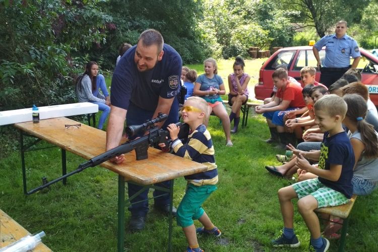 Fegyverekkel is találkozhattak a gyerekek a bikolpusztai táborban - FOTÓK