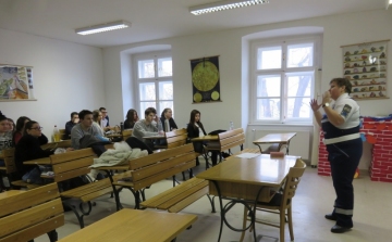 Az internet veszélyeire hívta fel a diákok figyelmét a rendőrség Esztergomban