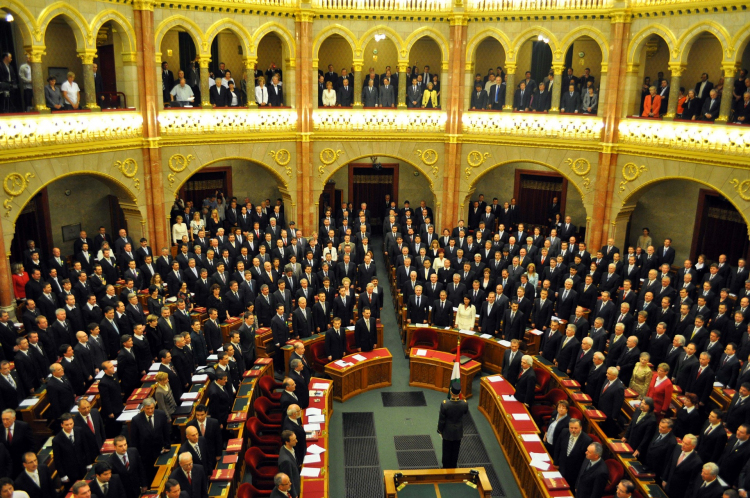 Az önkormányzati bérlakások megvásárolhatóságáról tárgyal a parlament