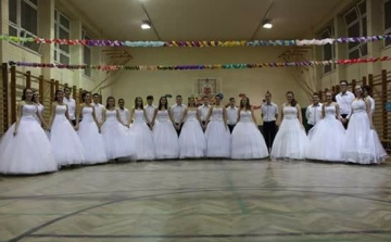 Így táncolnak farsangi nyitótáncot a Babits iskolások – VIDEÓ
