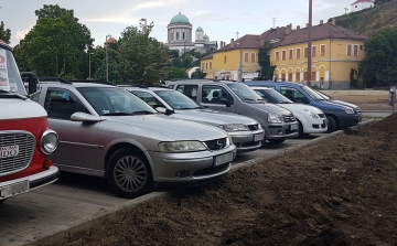 Ideiglenesen ingyenes a parkolás Esztergomban