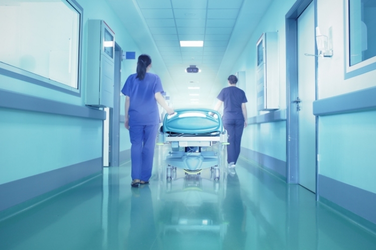 Kollektív lemondással fenyegetőzik több mint 1200 kórházi orvos Franciaországban