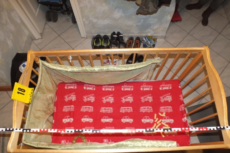 Vádat emelnek az egyéves gyerekét halálra verő nő ügyében